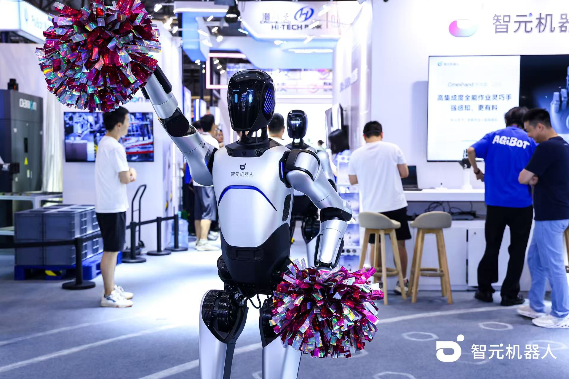  雷火竞技机器人 WAIC 首日展台火爆，机器...